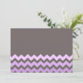 Purple Grey Chevron Invitations Personnalisées De  (Debout devant)