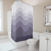 Purple Grey Wavey Stripe moderne rideau de douche (En situation)