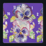 Purple Pansy Aquarelle Femmes Horloge de bureau<br><div class="desc">Aquarelle Purple Pansy Femme Horloge De Bureau. Conçu à partir de mon aquarelle originale.</div>