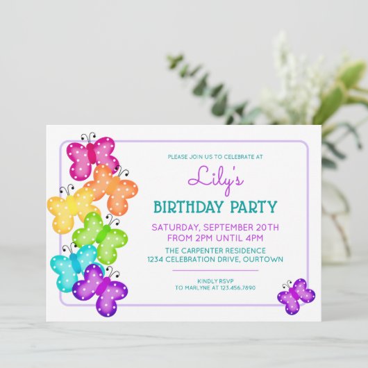 Purple Polkadot Papillon Anniversaire Invitation (Debout devant)