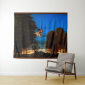 Putto in blauwe lucht stort een cascade van witte wandkleed (In Situ (horizontaal))