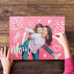 Puzzle #1 Maman Motif photo, coeur et point<br><div class="desc">Prenez un souvenir ou une occasion spéciale en famille avec notre superbe puzzle de photos de famille personnalisé. Le design comprend une photo complète de la disposition. "#1 Mom" est exposé dans un magnifique script de brosse à la mode, recouvert de blanc avec des coeurs amusants et des motifs de...</div>