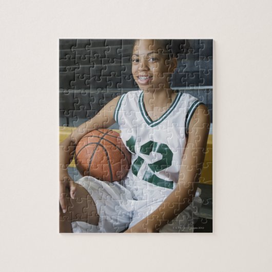 Puzzle Adolescente (13-15 ans) en uniforme de basket-ball (Vertical)