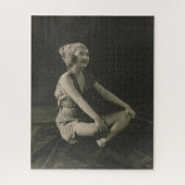 Puzzle Aimez une pauvre femme de ménage assise Jambes cro (Vertical)