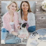 Puzzle Aimez-vous comme une soeur Photo personnalisée<br><div class="desc">Ce puzzle photo personnalisé est un beau cadeau pour un meilleur ami ou une famille étendue. Le modèle photo est prêt pour vous à ajouter votre propre photo. Votre photo sera superposée avec les mots "love ya like a sister", en typographie lettrée et capricieuse à la main sur un panneau...</div>