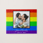 Puzzle Anniversaire photo en couple LGBTQ avec arc-en-cie<br><div class="desc">Cet audacieux cadeau d'anniversaire de mariage rayé arc-en-ciel comporte une photo de fiançailles LGBTQ romantique personnalisée pour un couple gay ou lesbien qui aime les cadeaux lumineux et colorés. Personnalisez avec vos noms et votre date anniversaire sur les rayures rouge, orange, jaune, vert, bleu et violet.</div>