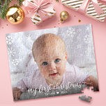 Puzzle Baby 1er Script de Noël Snowflake Photo Keepsaké<br><div class="desc">"Mon premier Noël." Un visuel ludique de flocons de neige blancs et de typographie manuscrite, superposant la photo de votre choix, vous aider à inaugurer Noël et Nouvel An. Sentez la chaleur et la joie de la saison des Fêtes chaque fois que vous utilisez ce puzzle personnalisé et moderne et...</div>