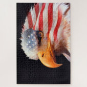 Puzzle Bald Eagle avec un drapeau américain dans ses plum (Vertical)