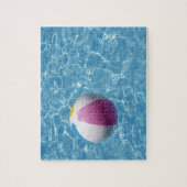 Puzzle Ballon de plage dans la piscine (Vertical)