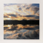 Puzzle Beau coucher de soleil d'hiver sur le lac Photo<br><div class="desc">Ce puzzle présente une belle photo d'un coucher de soleil d'hiver reflété dans l'eau d'un lac. Le ciel est rempli de nuages dans les tons pêche,  bleu et gris,  et vous pouvez voir quelques arbres sans feuilles à l'horizon.</div>