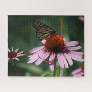 Puzzle Beau papillon Monarque sur un flotteur de cône vio