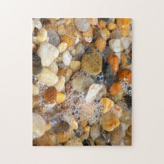Puzzle Beaucoup de rochers tumblés sur une plage de sable (Vertical)