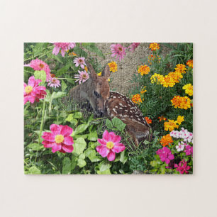 Puzzle Bébé cerf se reposant parmi les fleurs dans les bo