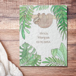 Puzzle Bébé Faire-part de naissance mignonne Sloth Jungle<br><div class="desc">Une façon douce et mignonne d'annoncer la naissance du bébé. Cette scie est décorée de feuilles de jungle aquarelle et d'un bébé paresseux souriant. Aquarelle originale © Michele Davies.</div>