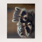 Puzzle Bébé Raccoons se blottit dans la neige tombante (Vertical)