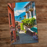 Puzzle Bellagio, ruelle du centre-ville (lac de Côme, Ita<br><div class="desc">Ce puzzle présente une photo originale d'une vue magnifique d'une ruelle caractéristique dans le centre de la vieille ville de Bellagio,  un charmant village sur les rives du lac de Côme (Italie) et ses beaux escaliers en pierre médiévaux.</div>