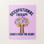 Puzzle Belle citation de l'arbre d'ergothérapie<br><div class="desc">L'ergothérapie vient du coeur. Un joli cadeau d'inspiration pour l'ergothérapeute avec un arbre arc-en-ciel mignon avec des mains d'aide comme tronc d'espoir. Un beau cadeau.</div>