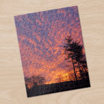 Puzzle Belle Sunrise Nuages Photo<br><div class="desc">De beaux nuages roses et orange clair couvrent presque un ciel de lavande au-delà des petits arbres noirs au loin. Un grand pin se dresse en silhouette sur le côté droit du cadre. Le soleil du matin jaune regarde à travers les nuages près de l'horizon. Pour voir la photo Beautiful...</div>