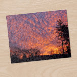 Puzzle Belle Sunrise Nuages Roses Photo<br><div class="desc">De beaux nuages roses et oranges clairs remplissent un ciel de lever de soleil au-delà des petits arbres noirs au loin. Un grand pin se dresse en silhouette sur le côté droit de la photo. Le soleil du matin jaune regarde à travers les nuages près de l'horizon. Pour voir la...</div>