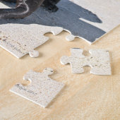 Puzzle Black Labrador Dog assis sur la plage (Côté)