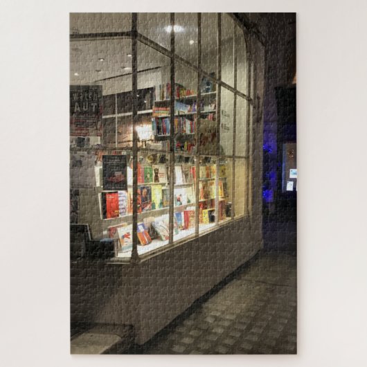 Puzzle Bookstore Window at Night, Londres Photographie (Vertical)