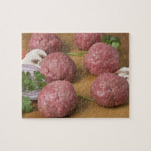 Puzzle Boulettes de viande crues sur une planche à