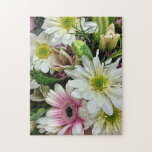 Puzzle Bouquet de fleurs de printemps avec marguerites<br><div class="desc">Ce puzzle présente une belle photo d'un bouquet de fleurs printanières comprenant des marguerites blanches et des maîtres roses.</div>