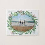 Puzzle  Cadre photo blanc illustré de la feuille<br><div class="desc">Une couronne illustrée de feuilles verts et bleus,  de branches et de branches de pin doux avec de minuscules baies rouges encadrent votre photo de paysage horizontale préférée,  faisant de ce puzzle un cadeau amusant pour les parents et grands-parents ou tout amateur de puzzle de Noël.</div>