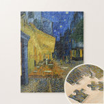 Puzzle Café Terrasse par Vincent Van Gogh<br><div class="desc">Cette peinture d'une vue extérieure colorée est une oeuvre pittoresque, la vision d'un spectateur détendu qui aime le charme de son environnement sans aucune inquiétude. Il rappelle l'humeur de Van Gogh lorsqu'il écrivait que "la nuit est plus vivante et plus colorée que le jour." Le jaune du café joue contre...</div>