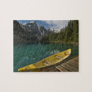 Puzzle Canot garé à un quai le long du lac Moraine, Banff