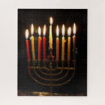 Puzzle Chanukah menorah avec des bougies éclairées<br><div class="desc">C'est Chanukah, la fête juive des lumières. Cette simple menorah est éclairée par toutes les bougies le 8ème et dernière nuit de Chanoukah. Des bougies colorées en cire rouge et jaune éclairent l'obscurité. Profitez de ce puzzle pendant le long hiver pour ranimer des souvenirs heureux de la tradition familiale, des...</div>