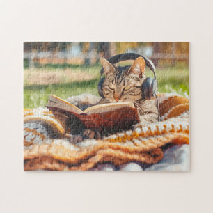 Puzzle Chat lisant un livre sur une couverture tricotée