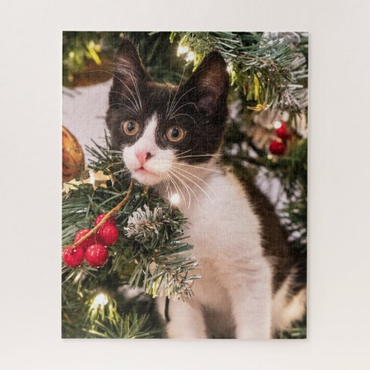 Puzzle Chat noir et blanc en jeu dans l'arbre de Noël (Vertical)