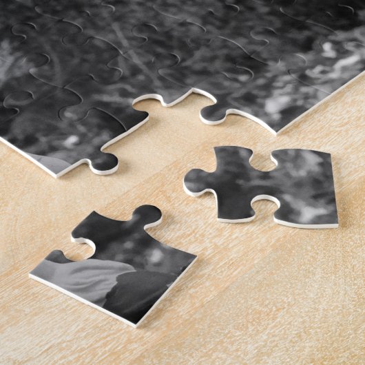 Puzzle Chevalier noir et blanc traversant la forêt (Côté)