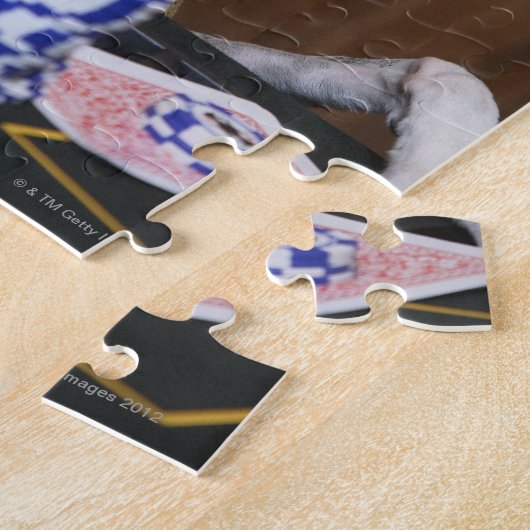 Puzzle Chien Whippet habillé à la table de jeu (Côté)