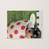 Puzzle Chihuahua noir chippy dans une tasse à tache rouge (Horizontal)
