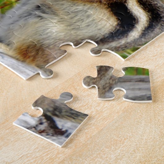 Puzzle Chubby mignon chipmunk sur la souche de bois (Côté)