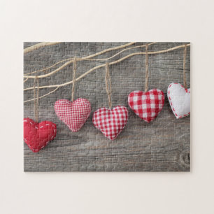 Puzzle Coeurs rouges sur le Tableau en bois