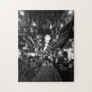 Puzzle Cool, photo urbaine d'une femme marchant à Istanbu