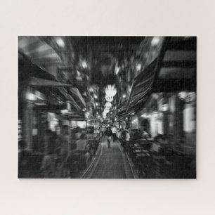 Puzzle Cool, photo urbaine d'une femme marchant à Istanbu