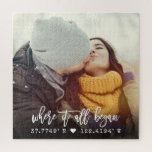 Puzzle Cotes personnalisées chic - photo de script de bro<br><div class="desc">Style de typographie moderne et chic lire ' Où tout a commencé ' sur vos coordonnées personnalisées de l'endroit où vous avez rencontré votre être cher. Votre photo préférée en fait un cadeau unique pour la Saint-Valentin, pour les jeunes mariés, ou pour l'anniversaire de ( mariage ). A la fois...</div>