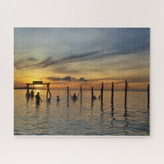 Puzzle Coucher de soleil avec des poteaux en bois dans l'