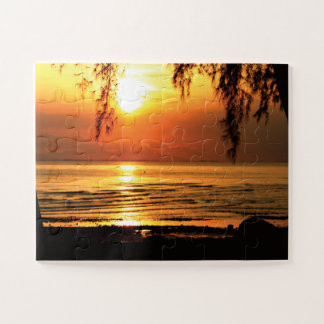 Puzzle Coucher de soleil époustouflant avec plage et arbr
