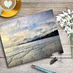 Puzzle Coucher de soleil nuageux Pismo Beach Californie P<br><div class="desc">Ce spectaculaire paysage de plage de Pismo Beach, en Californie, immaculé, immaculé et sablonneux, pris près du coucher du soleil, respire la tranquillité et la solitude. Ici, vous trouverez les surfeurs qui attendent la vague parfaite ainsi que les petits oiseaux qui cherchent leur snack du soir. Rappelez-vous les souvenirs de...</div>