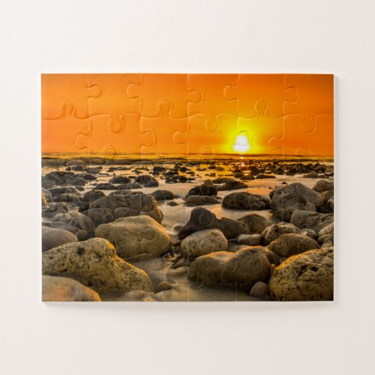 Puzzle Coucher de soleil sur la plage rocheuse (Horizontal)