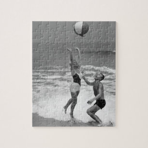 Puzzle Couples jouant avec un Beachball