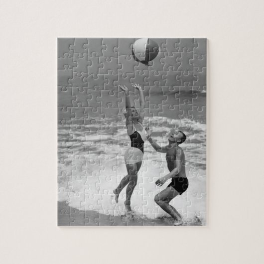 Puzzle Couples jouant avec un Beachball (Vertical)