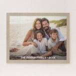 Puzzle Couverture complète de 1 photo simple - Recouvreme<br><div class="desc">Utilisez une photo horizontale ou paysage et faites un puzzle photo unique et tendance. Cette conception minimale moderne comprend une bordure dans une couleur de votre choix (changez-la dans la zone de conception avancée) et une ligne de texte simple pour ajouter des noms et d'autres informations sur l'événement. Si vous...</div>