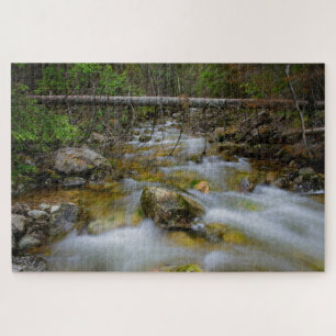 Puzzle Crique rocheuse de forêt avec de l'eau tache floue