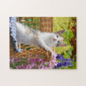 Puzzle Cute Nosy Baby Chat Kitten dans un jardin fleuri (Horizontal)